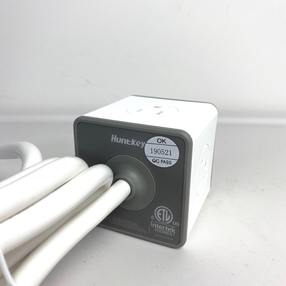 Huntkey 4 Outlets Surge Protector 3 USB Ports 5V/2.4A,5-Foot SMC 40724 Open Box - Picture 9 of 15